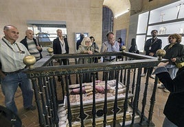 Un grupo de turistas visita en la Catedral de Segovia el sepulcro del infante Don Pedro.