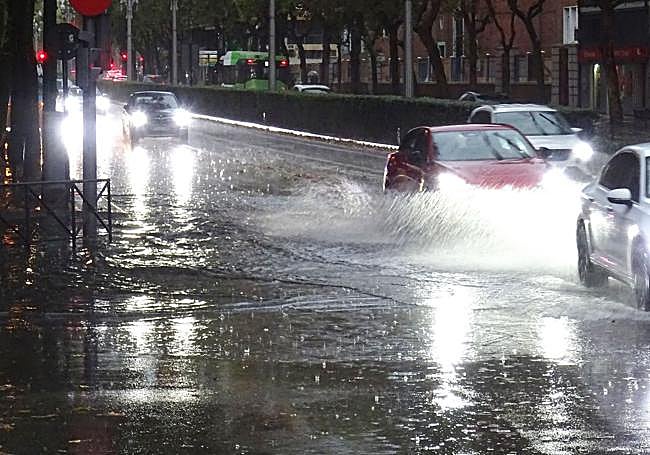 Balsa de agua en el cruce del Paseo de Zorrilla y la plaza del Doctor Quemada a las cuatro de la tarde.