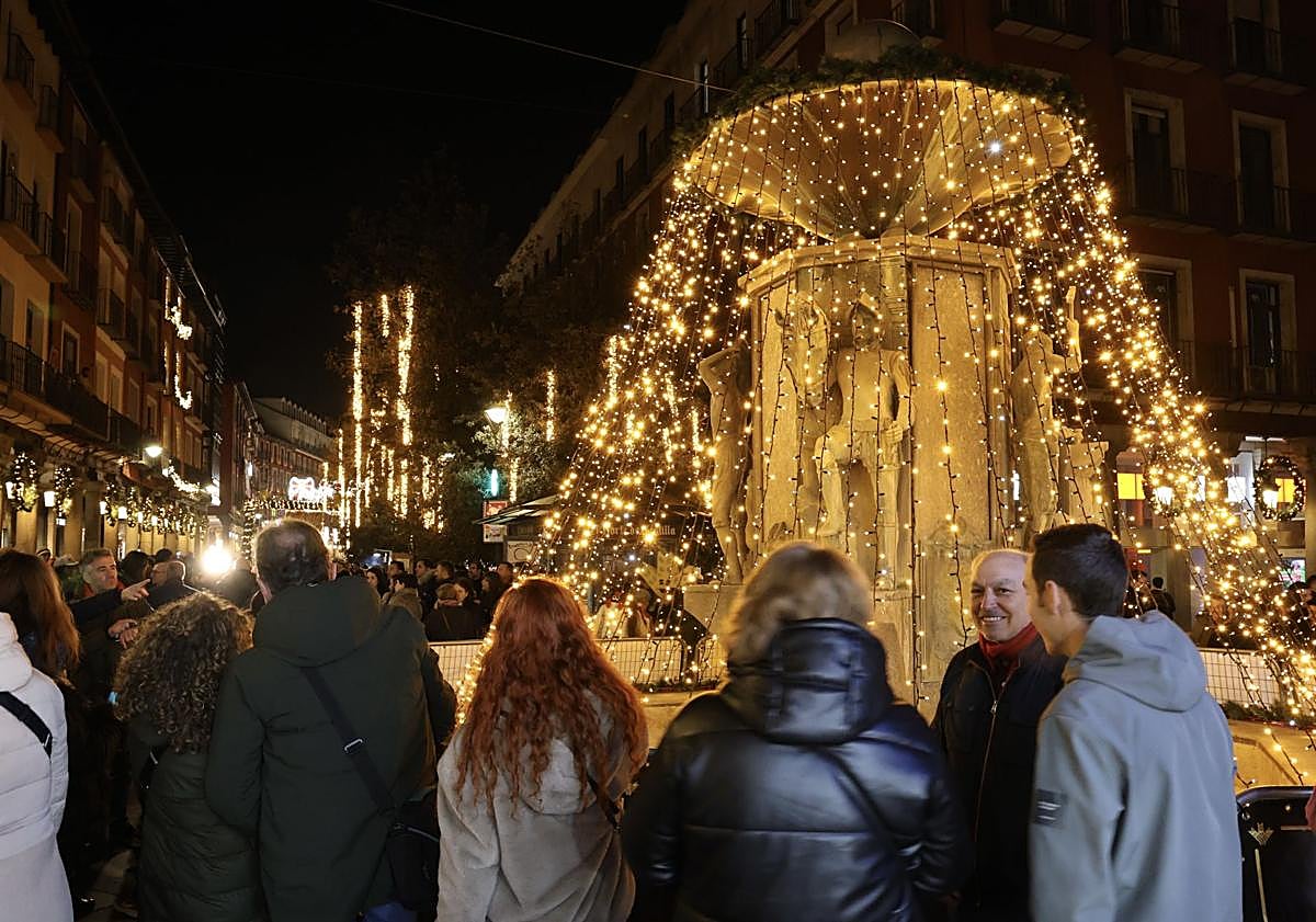 Imagen principal - Encendido de la iluminación navideña en 2024 (fotos 1 y 2) y en 2023 (foto 3).