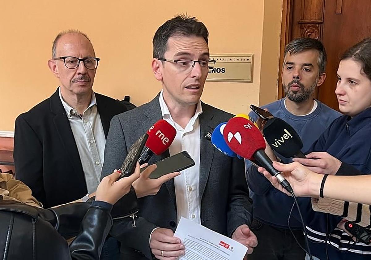 Los concejales del PSOE Pedro Herrero y Juan Carlos Hernández atienden a los medios de comunicación en la puerta del Salón de Plenos.