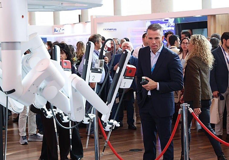 Uno de los asistentes a la reunión de cirujanos en Valladolid contempla el Da Vinci 5.