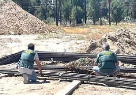 Agentes de la Guardia Civil investigan el robo de cable en una imagen de archivo.