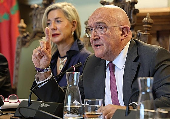 El alcalde, Jesús Julio Carnero, en un pleno pasado.