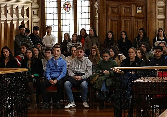 Alumnos de la Universidad de León, en el salón de plenos del Ayuntamiento de Palencia.