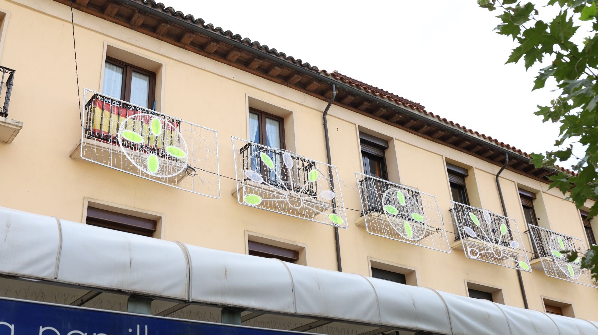 Palencia se acerca a la Navidad con la instalación de las luces