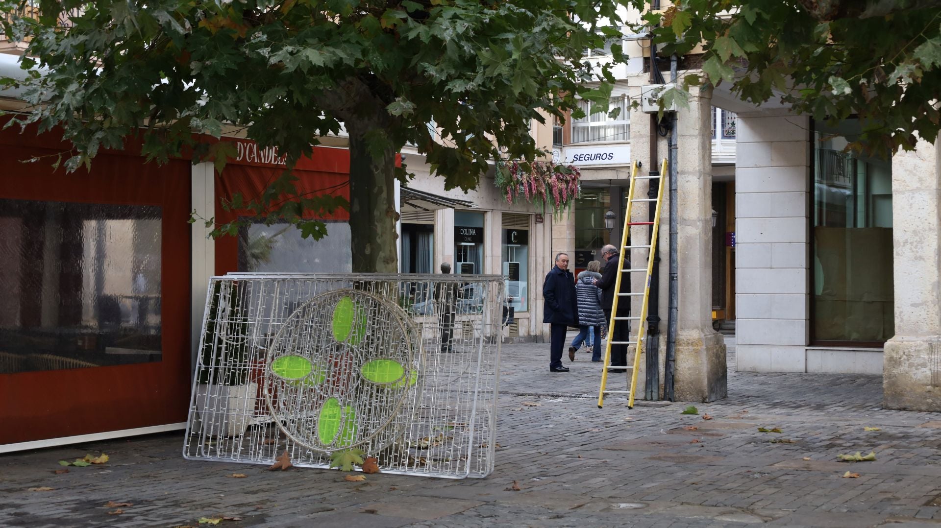 Palencia se acerca a la Navidad con la instalación de las luces