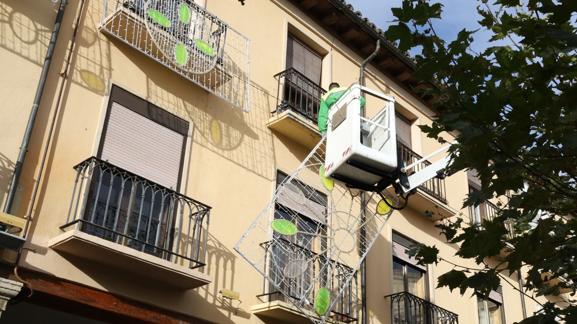 Palencia se acerca a la Navidad con la instalación de las luces