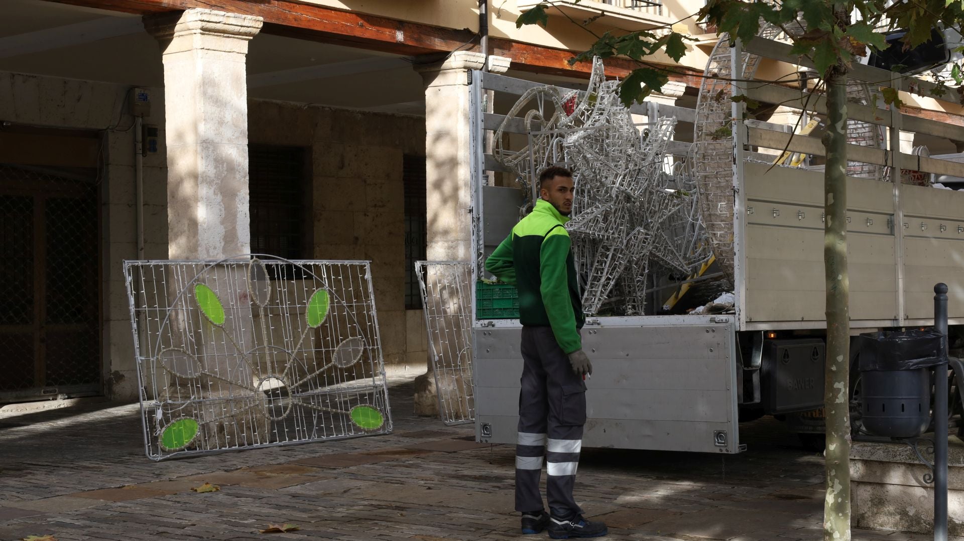 Palencia se acerca a la Navidad con la instalación de las luces