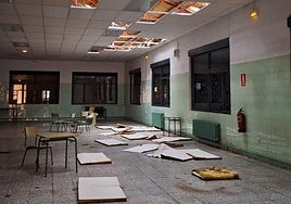 Agujeros en la cubierta del centro por el que se filtra la lluvia.