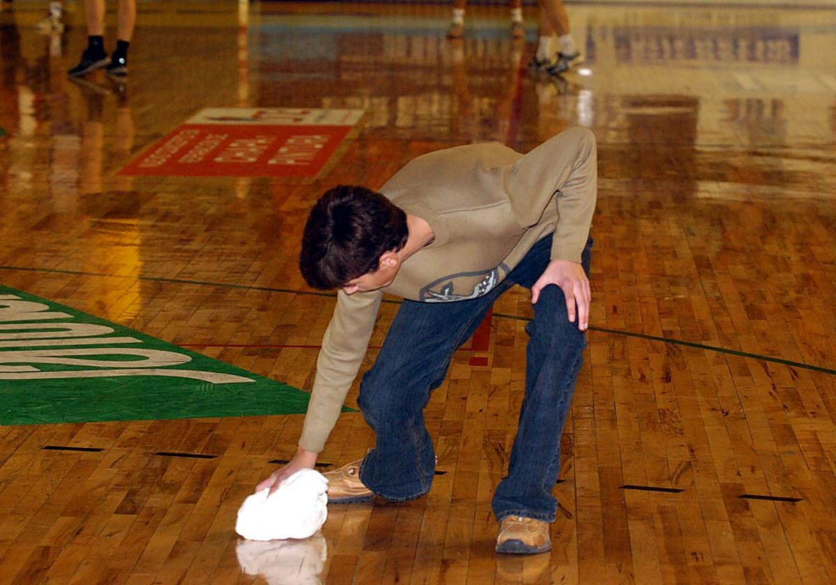 Goteras en Huerta del Rey, año 2005, antes de que el ayuntamiento sellara la cubierta.