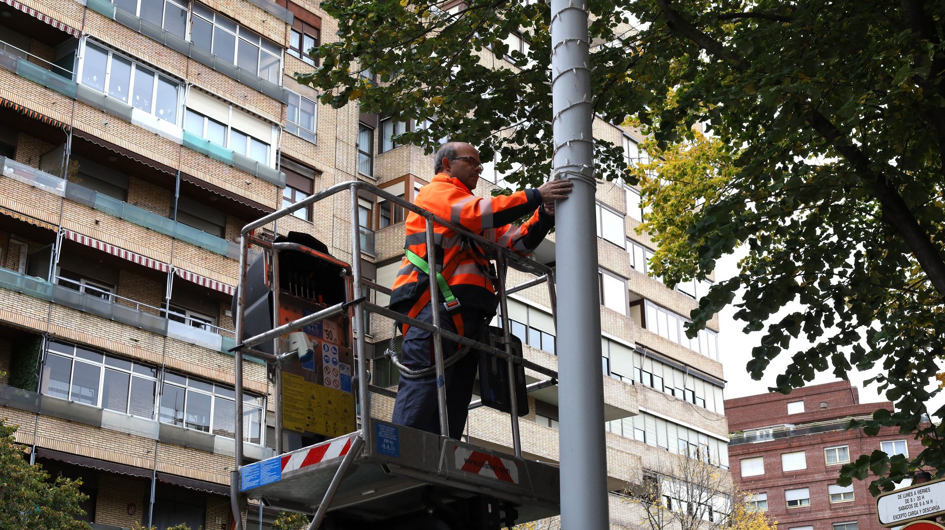 Palencia se acerca a la Navidad con la instalación de las luces