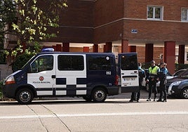 Presencia policial junto al portal donde ha fallecido el hombre.