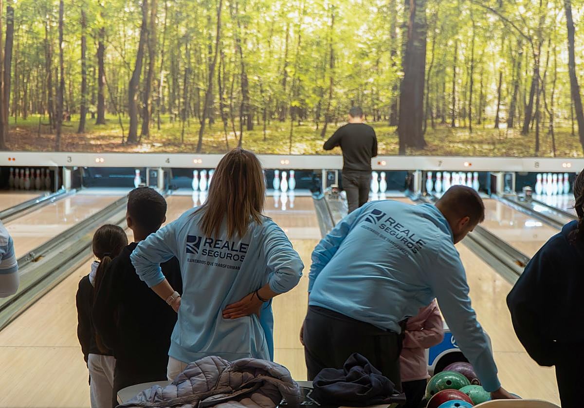 Varios de los voluntarios de Reale Seguros en la actividad desarrollada con los alumnos del Colegio Allúe Morer.