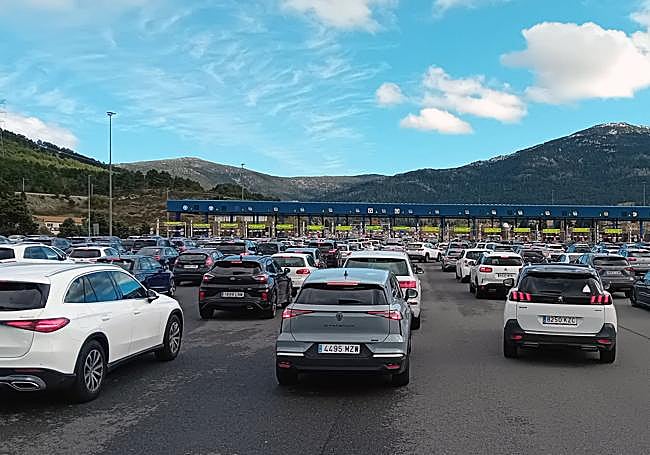 Colas de vehículos ante las cabina de acceso a los túneles de Guadarrama en el retorno de la pasada Semana Santa.