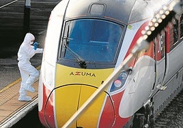 Un forense junto al tren donde se produjo el apuñalamiento múltiple cerca de Cambridge.