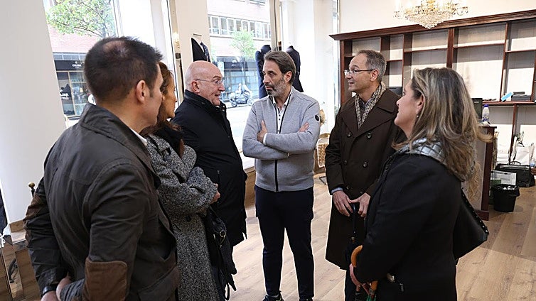 El alcalde de Valladolid, Jesús Julio Carnero, y el concejal de Comercio, Víctor Martín, conversan con uno de los comerciantes de Gamazo.