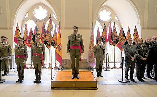 El teniente general Campo Loarte preside el acto.