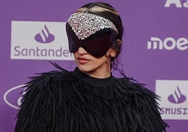 Las imágenes del arriesgado look de Rosalía y el resto de invitados a los 40 Music Awards