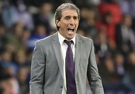 Almada imparte órdenes desde la banda durante el último Real Valladolid-Granada.