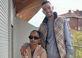 Mounir Nasraoui, padre de Lamine Yamal, con su novia Khristina en la imagen que ha elegido para hacer público su futuro matrimonio.