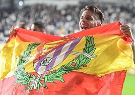 Alejo celebra la victoria en Burgos mostrando una bandera con el escudo del Real Valladolid.