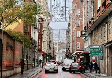 Otro arco de luces de Navidad, el tercero en 48 horas, cae sobre la calzada y alcanza a un peatón en López Gómez