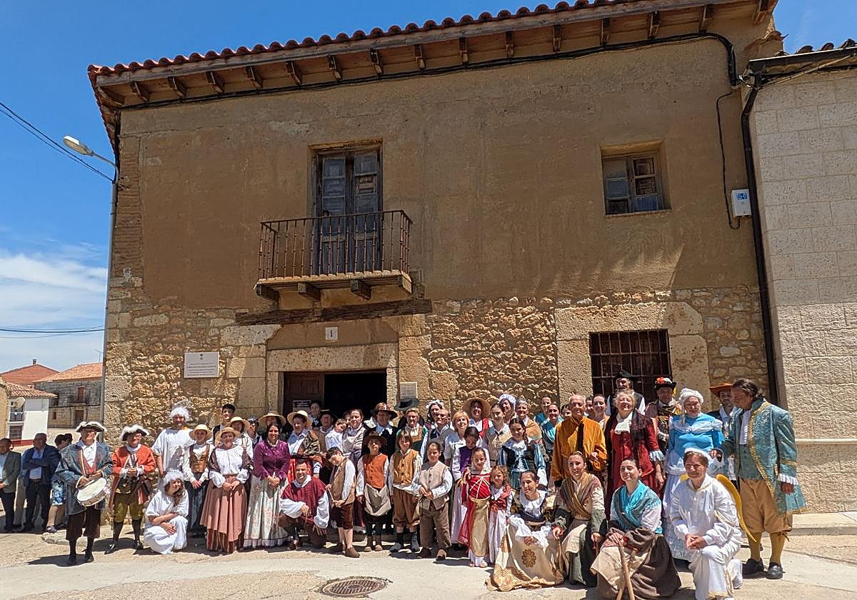 Los socios de la Asociación Beato Padre Hoyos frente a la casa natal del jesuíta