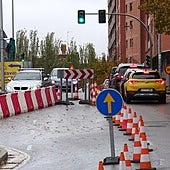 Carril bidireccional habilitado en la calle Ciudad de la Habana para entrar y salir de Parquesol por las obras de la red de calor.