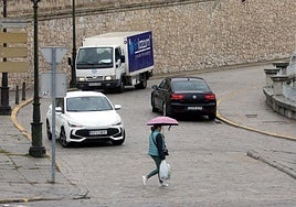 Tráfico de vehículos entrando y saliendo del paseo de Santo Domingo tras la repaertura de la vía.
