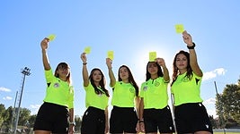 Las árbitras de fútbol y fútbol sala Selene Sánchez, Carla Ruiz, Elena Sánchez, Clara Abril y Nerea Diez en los campos de fútbol de Arroyo de la Encomienda