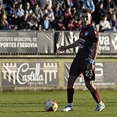 Diego Campo levanta la cabeza con el balón controlado durante un partido en La Albuera.