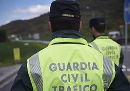 Dos agentes de la Guardia Civil de Tráfico.