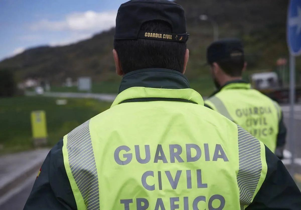 Dos agentes de la Guardia Civil de Tráfico.