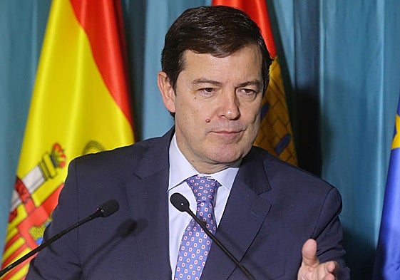 Alfonso Fernández Mañueco, durante la firma del protocolo para la ampliación del polígono de Bernuy de Porreros.