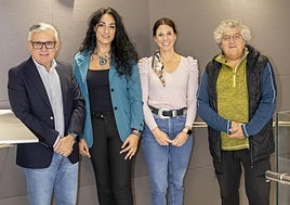 José Antonio Hoyos, presidente de TDAH y José Antonio Villarino, presidente de AFA flanquean a Rebeca Báscones y Aitana Salas, de Recoletas Guardo.