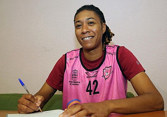 Sasha Williams firma documentación en el pabellón Emperador Teodosio de Segovia.