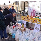 Componentes de la Junta de Semana Santa durante la recogida solidaria
