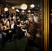 Los participantes y el público de la sesión de Poetry Slam Valladolid celebrada el viernes en el bar Akelarre.