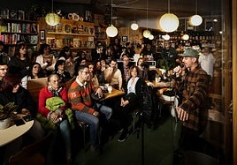 Los participantes y el público de la sesión de Poetry Slam Valladolid celebrada el viernes en el bar Akelarre.