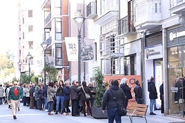 Las imágenes de la cola en la calle Santiago para comprar lotería