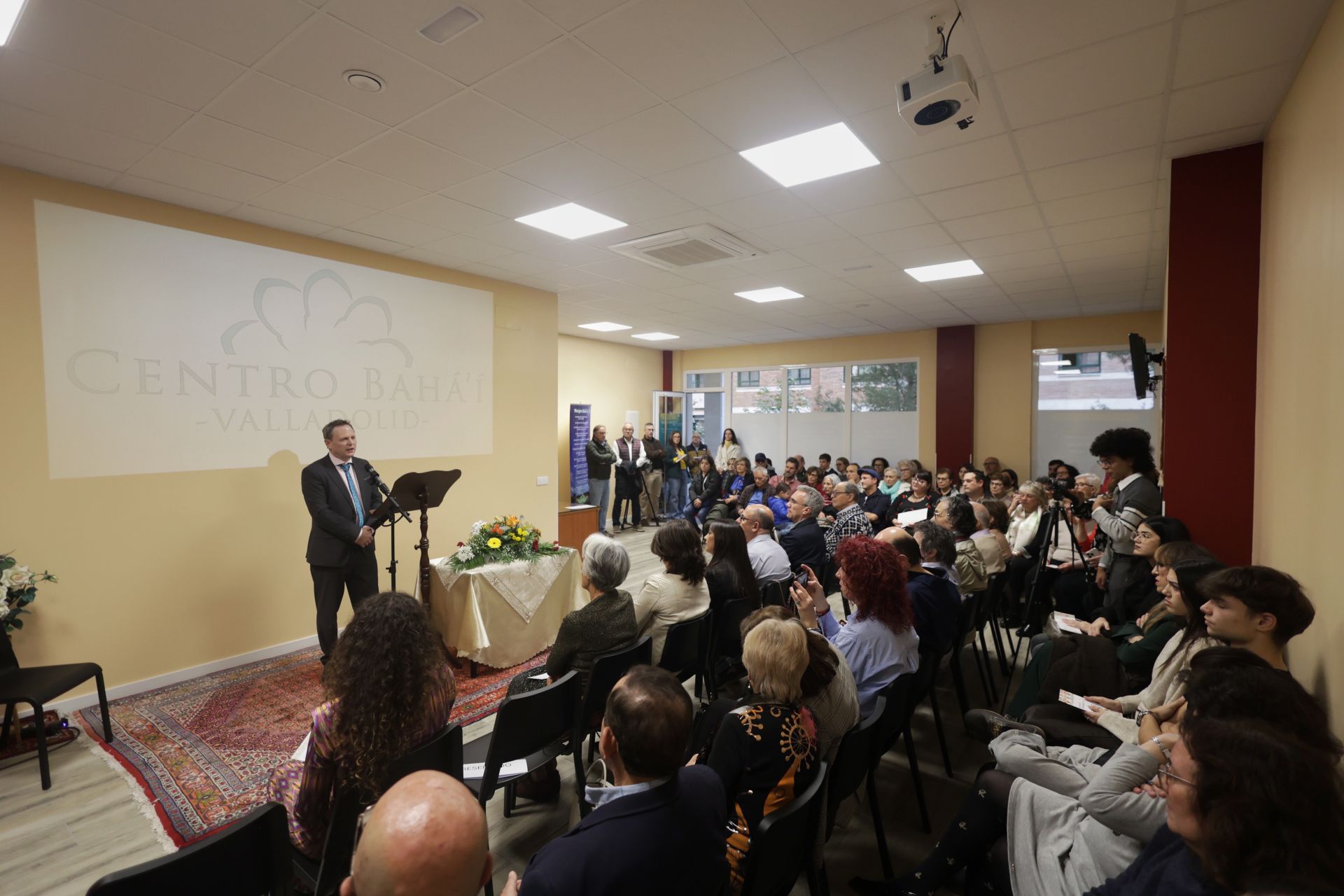 La inauguración de la sede de la religión bahá&#039;i en Valladolid, en imágenes