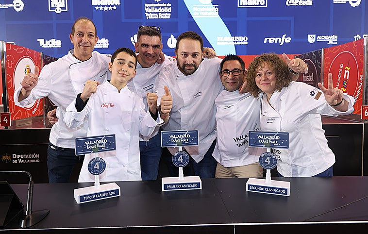 En el centro, los representantes de Las Kubas Bar con Cocina, ganadores del concurso, flanqueados por los de Restaurante Vables y Bar London.