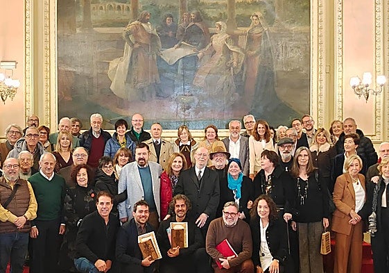 Los premiados, junto a Joaquín Díaz, miembros de la asociación, familiares e invitados al acto