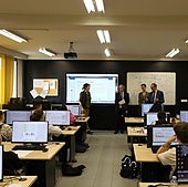 El delegado de la Junta y el director provincial de Educación, acompañados por la directora del Virgen de la Calle, Elena García, en una clase.