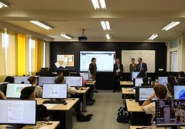 El delegado de la Junta y el director provincial de Educación, acompañados por la directora del Virgen de la Calle, Elena García, en una clase.