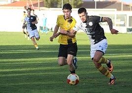 Adri Fernández, del Mojados, defiende la acción de ataque de Unionistas B