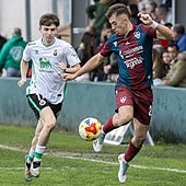 Diego Campo controla el balón perseguido por un jugador del Rayo Cantabria.