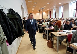El consejero de Presidencia, Luis Miguel González Gago, en su visita al curso para secretario-interventor celebrado en Valladolid.