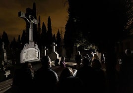 Los participantes en una de las visitas nocturnas organizadas para visitar el cementerio del Carmen.