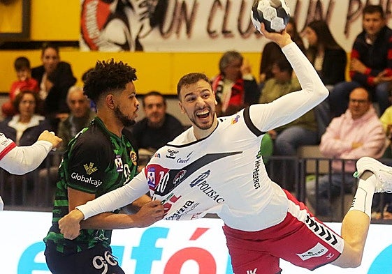 David Fernández, en su primer partido como jugador del Nava, agarrado por un rival.